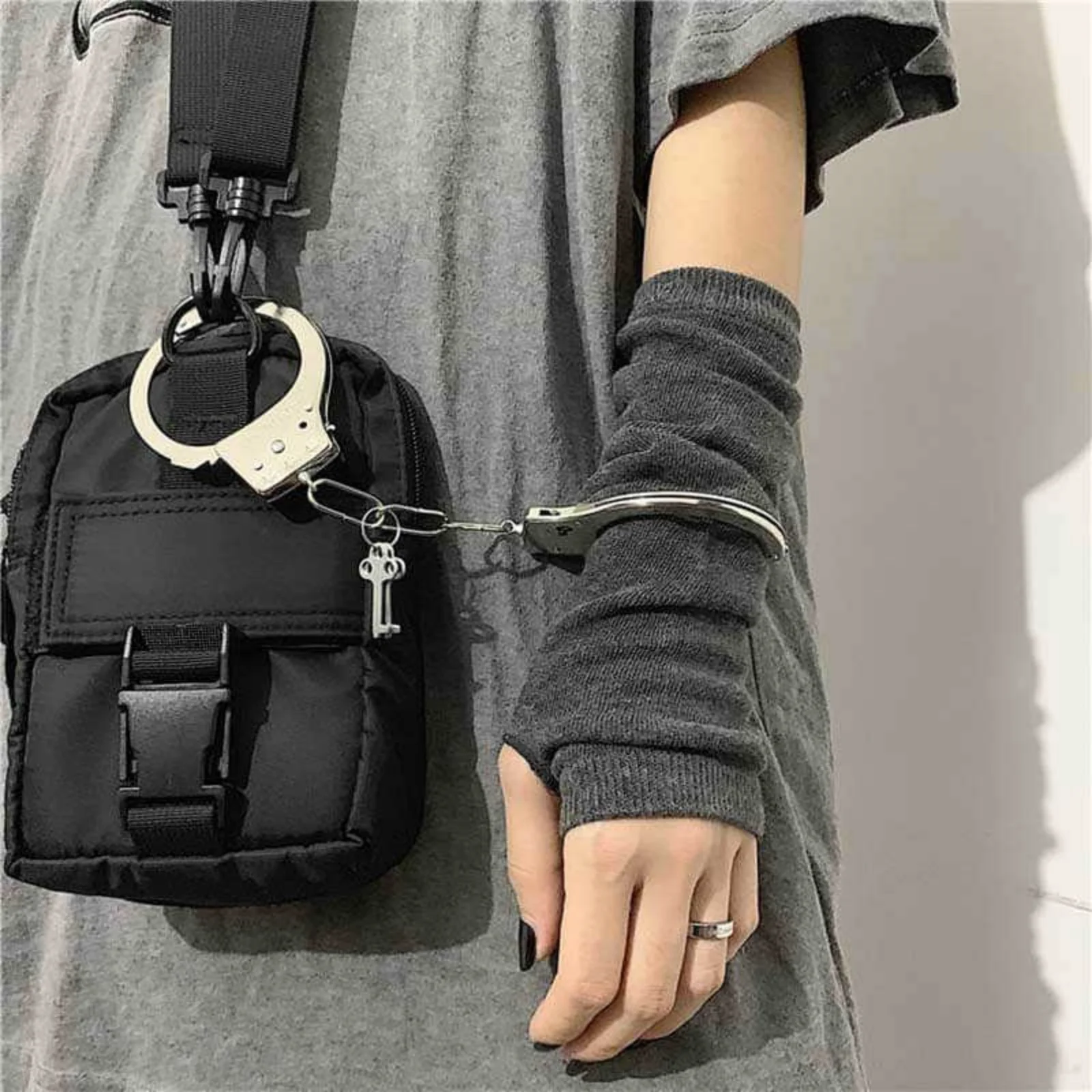 2PCS Edgy Punk Arm Warmer, Black Gray Striped Fingerless Sleeves, Cool Chain Decor Armwear, Stylish Streetwear Arm Accessories