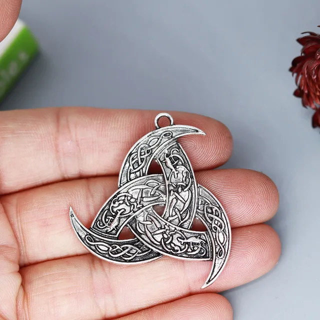 Collana con ciondolo a forma di triquetra con nodo celtico