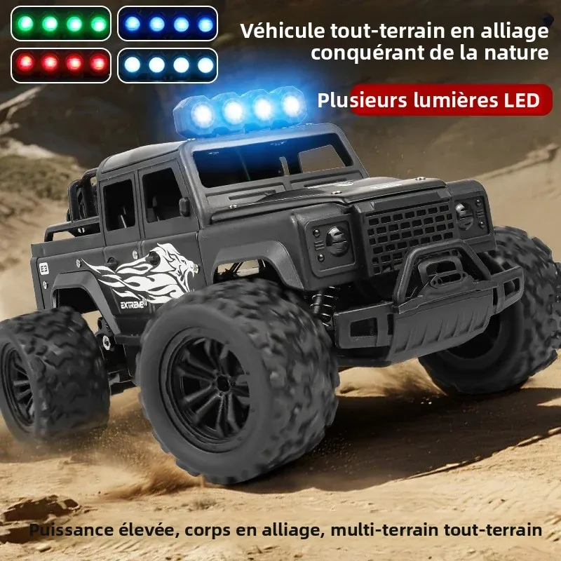Gros plan sur les roues du Rock Crawler 1:16 Alliage Tout-Terrain RC - SY9 Orange avec motif de crampons, arrière-plan flou.