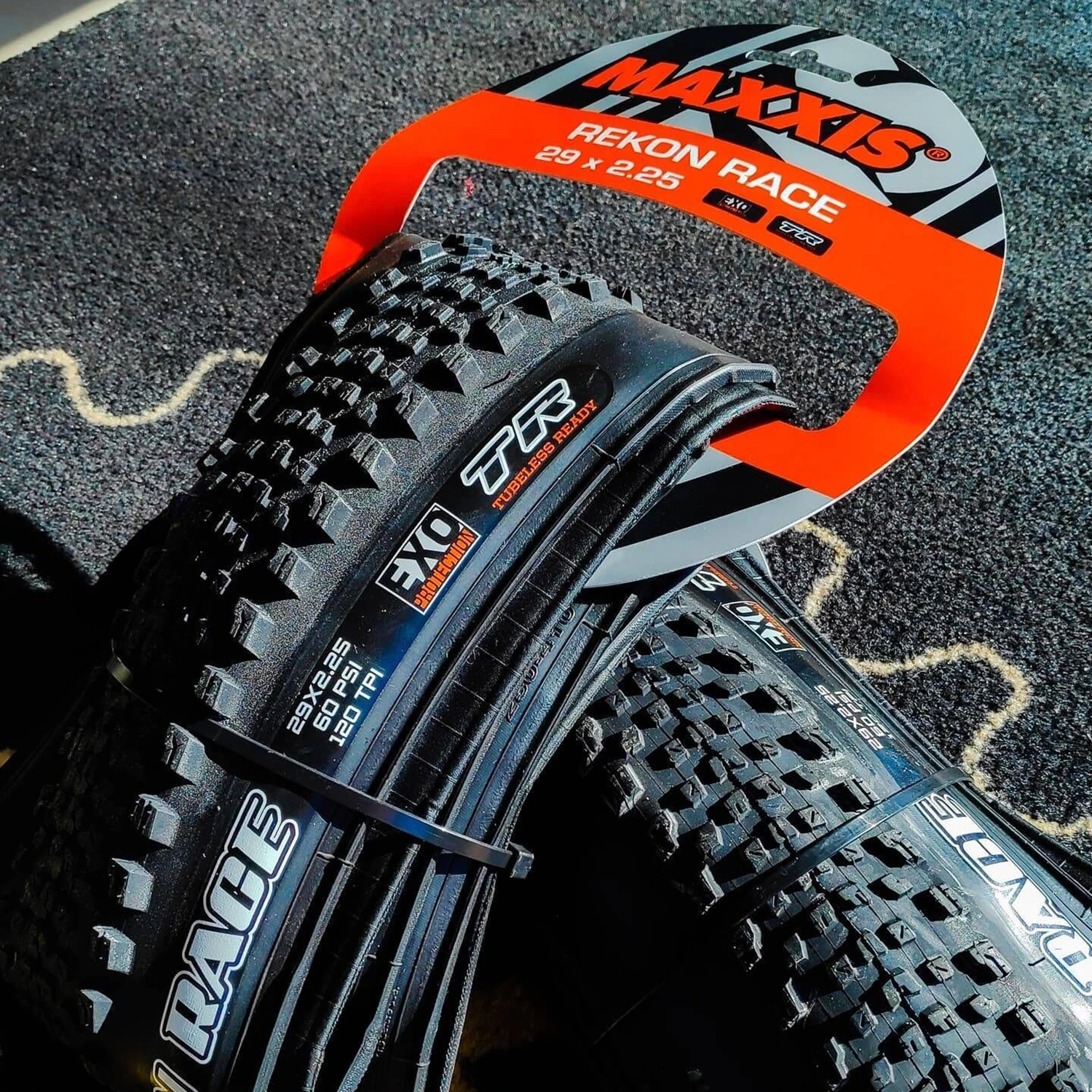 MAXXIS ( マキシス ) チューブレスタイヤ AGGRESSOR