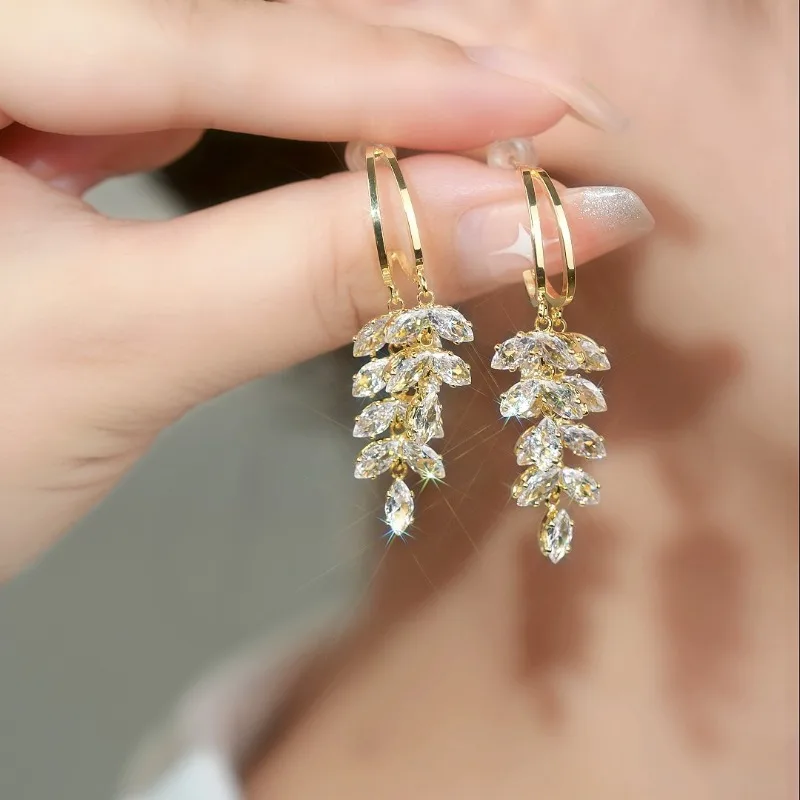 

Fashionable Delicate Micro-inlaid Romantic White Maple Leaf Necklace Earrings Set Classic Personality Party Temperament Jewelry