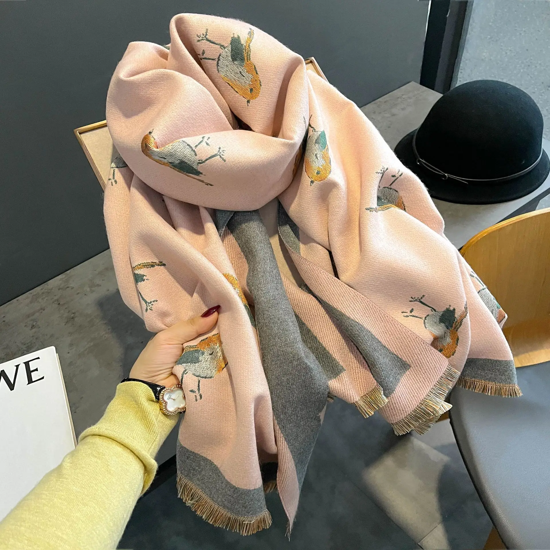 2024 Fashion Scarf Ladies Luxury Shawl Print Warm Cashmere Elk Classic Fringe Scarf Large Size 180cm Scarf Hijab
