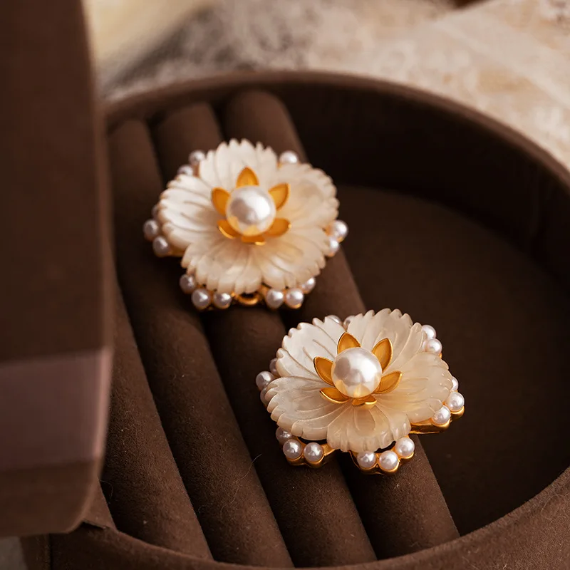 Light luxury fashion vintage flower imitation pearl earrings for women