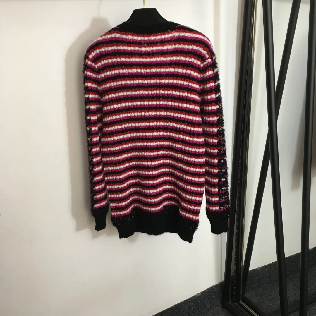 

2023 Latest Customized Lion Head Button Brilliant Silk Contrast Stripe V-neck Long Sleeve Wool Women's Knitted Cardigan Jacket