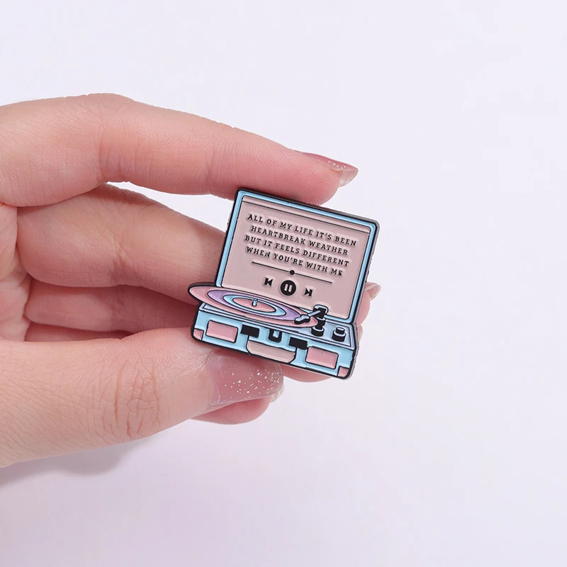 Retro Band Kamera Telefon Brosche Design Sinn Radio Metall Abzeichen Pin Zubehör Tasche Dekoration Anhänger Medaille Schmuck Großhandel – Detail 5