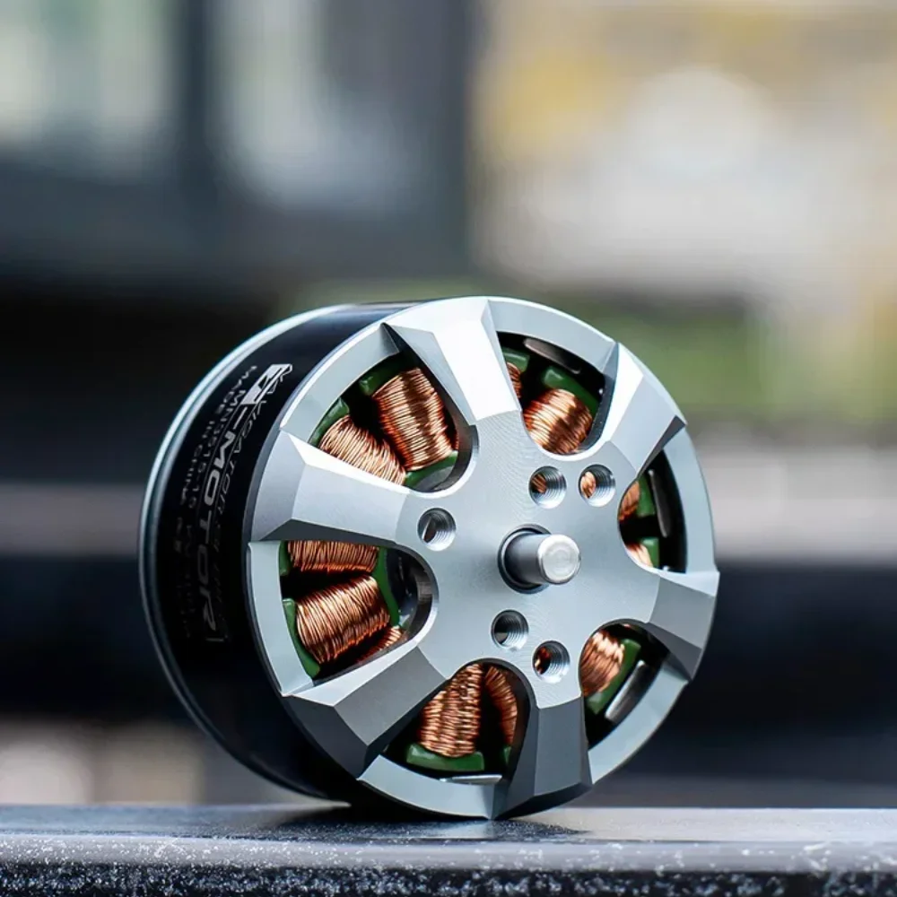 Moteur brushless MN3515 KV400 installé sur un bras de drone multirotor, avec câbles de connexion visibles