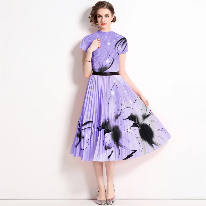 

Женский комплект из двух предметов: футболка с коротким рукавом и цветочным принтом + плиссированная юбка миди с высокой талией