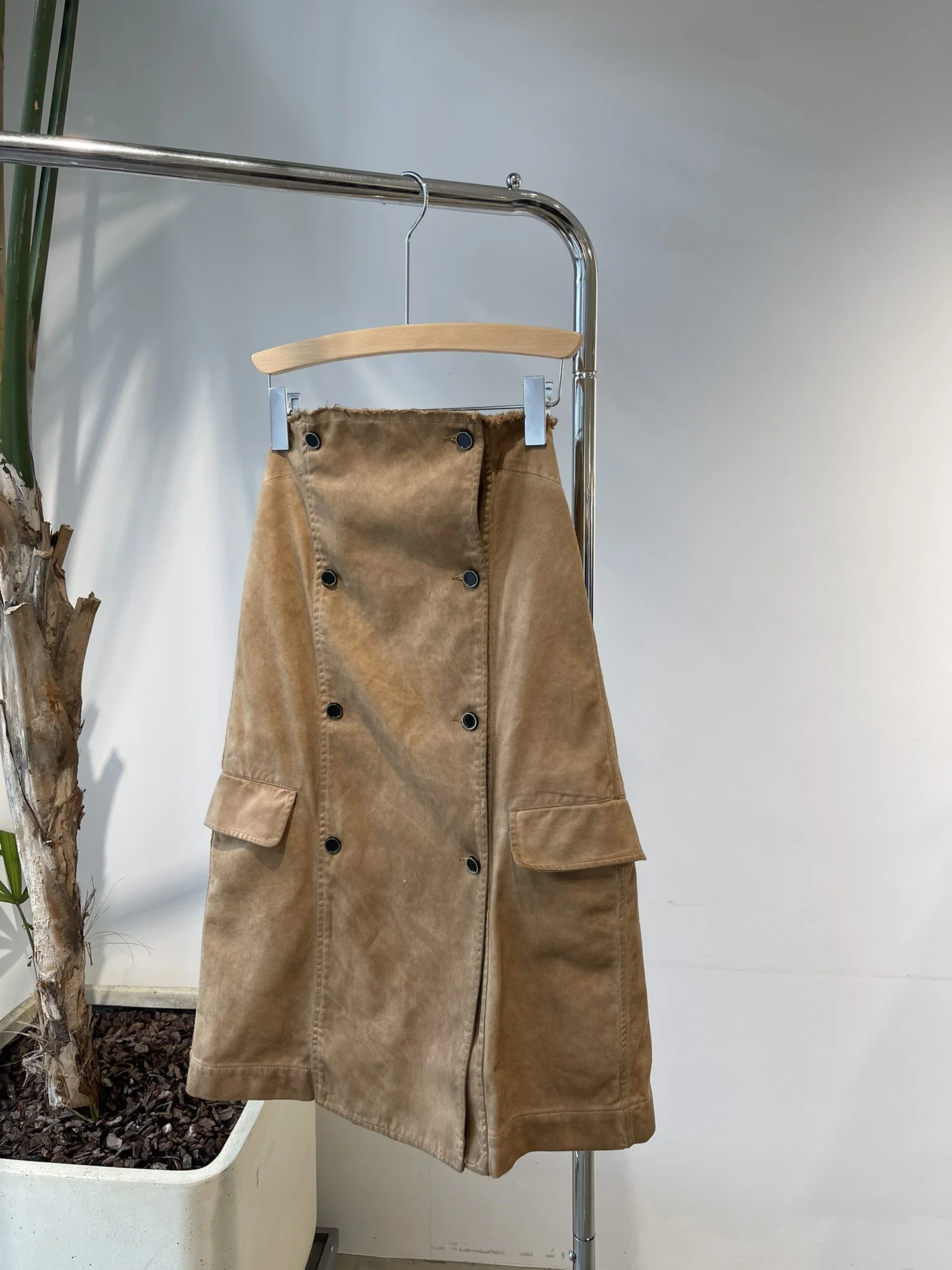 

The new style of old nostalgia in the long breasted strapless skirt is very fashionable to wear alone