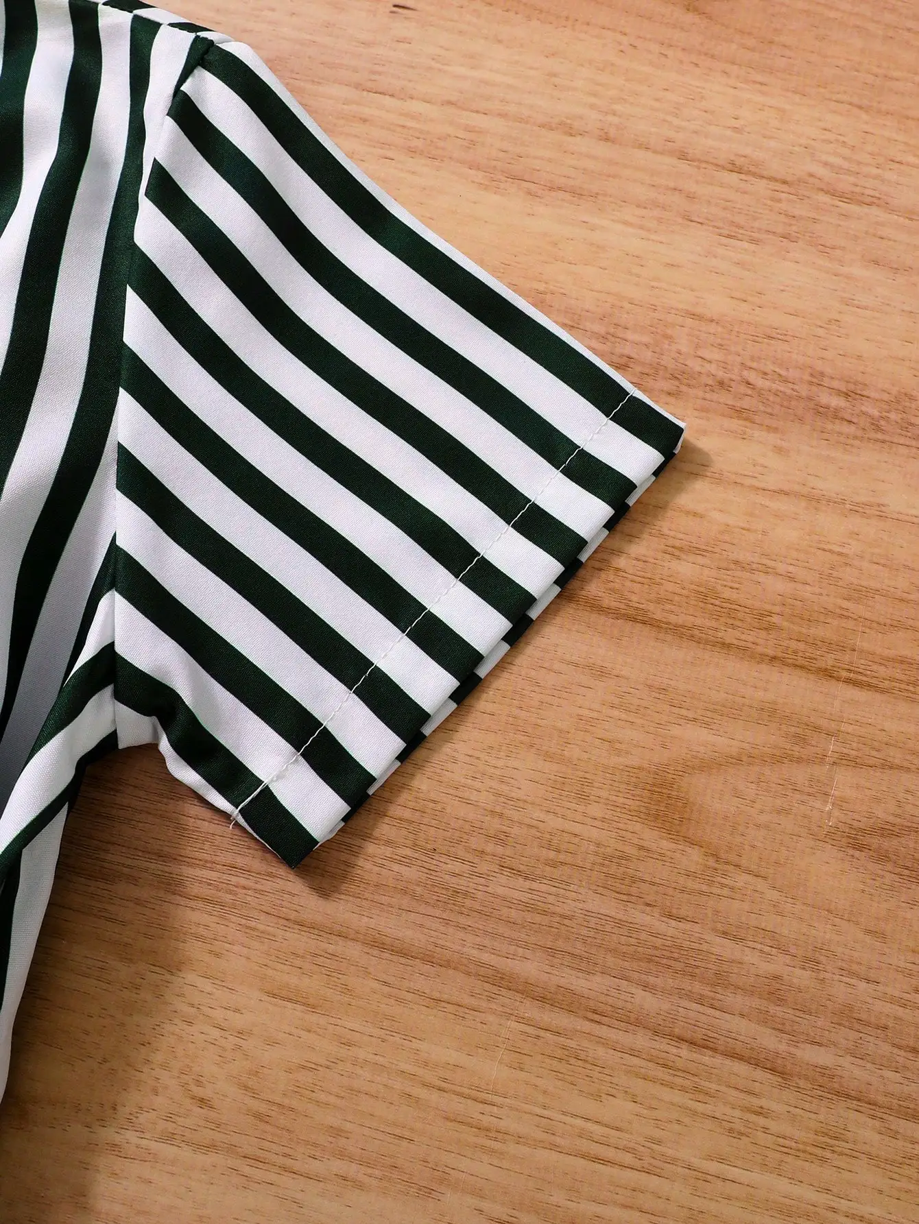 فستان بناتي مخطط باللونين الأبيض والأسود: تصميم حز...