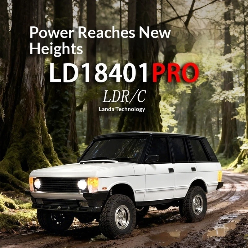 Dessous de la voiture RC 18401 PRO, révélant la transmission 4WD et la suspension.