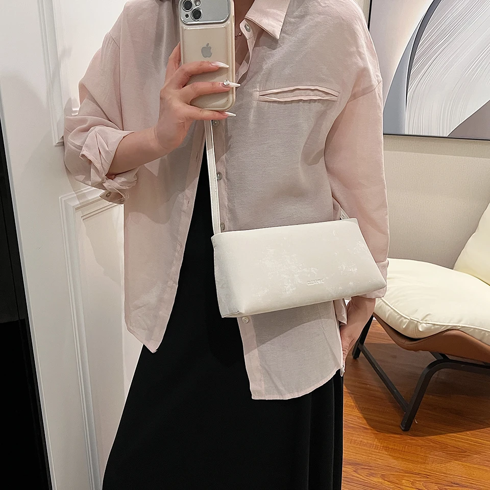 รูปสินค้า กระเป๋าถือแฟชั่น PU ทรงสแควร์ ดีไซน์อินเทรนด์ ใส่ของได้เยอะ
