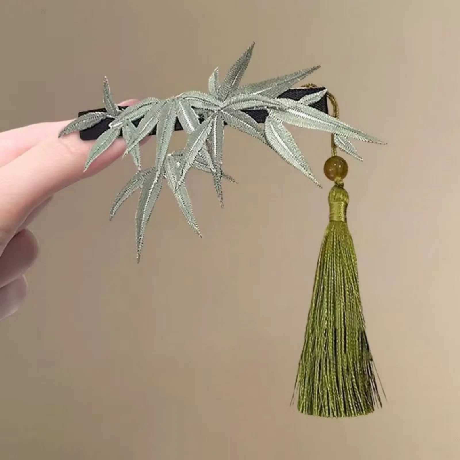 Chinese Style Bamboo Leaf Hair Clip with Tassel, Elegant Hair Accessory for Women, Retro Hairpin for Traditional and Daily Looks