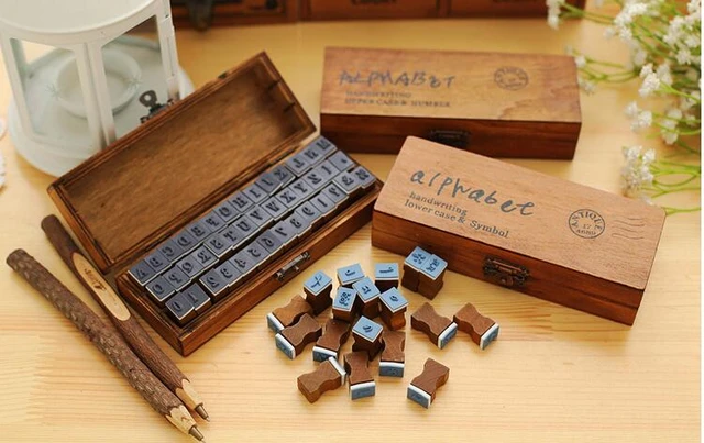 Sellos de goma con letras de madera, juego de sellos de goma del alfabeto  vintage con pequeña caja de madera para enseñar y jugar : Arte y  Manualidades 