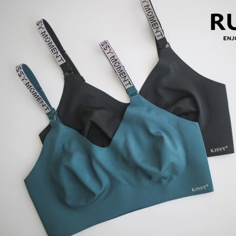 

Женский комплект нижнего белья с бриллиантами, без следов