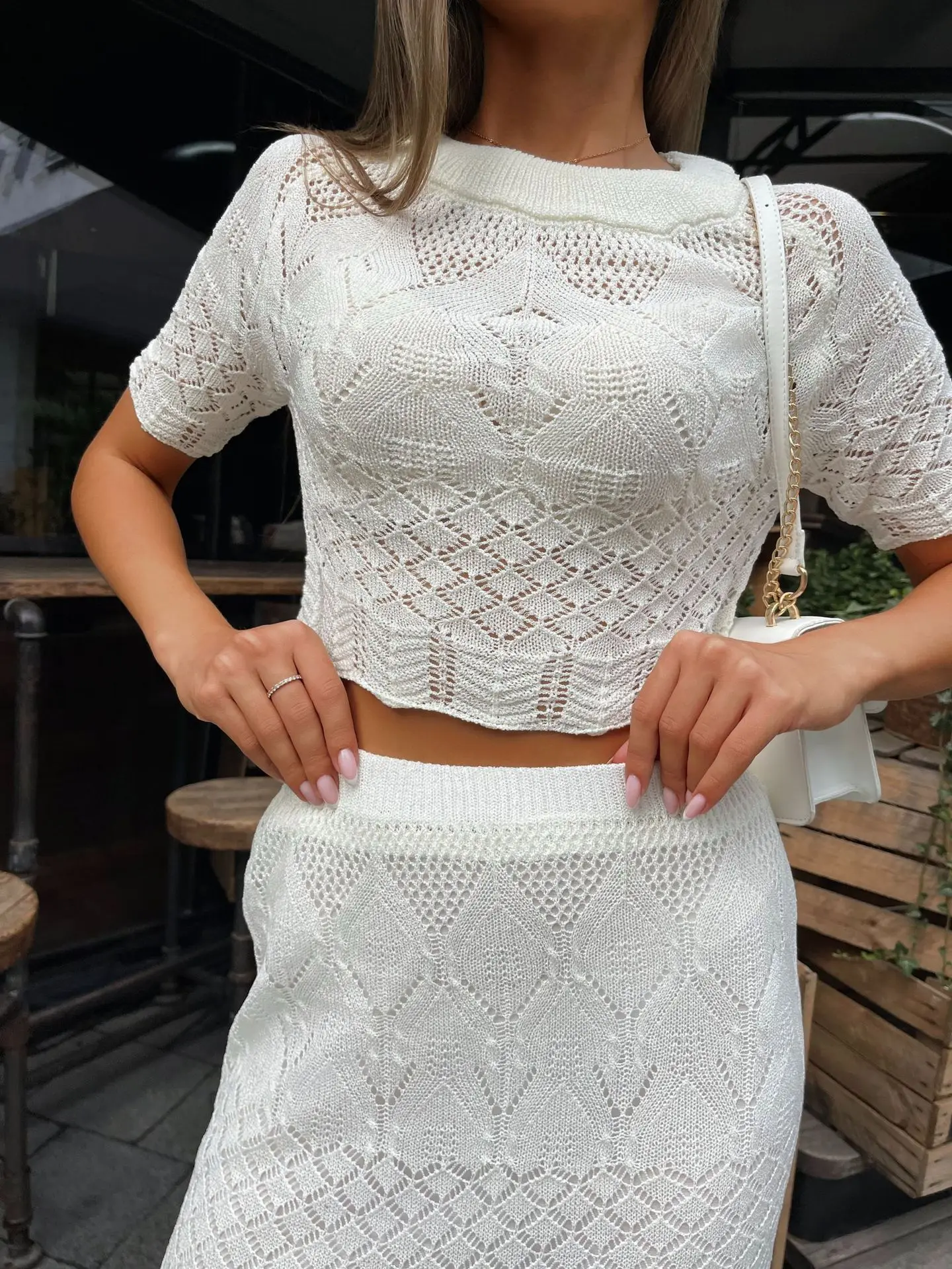 Conjunto de camiseta y falda de punto blanco de manga corta con aberturas transparentes de cintura alta, sexy, ajustado, cruzado en la cadera, dos piezas para mujer