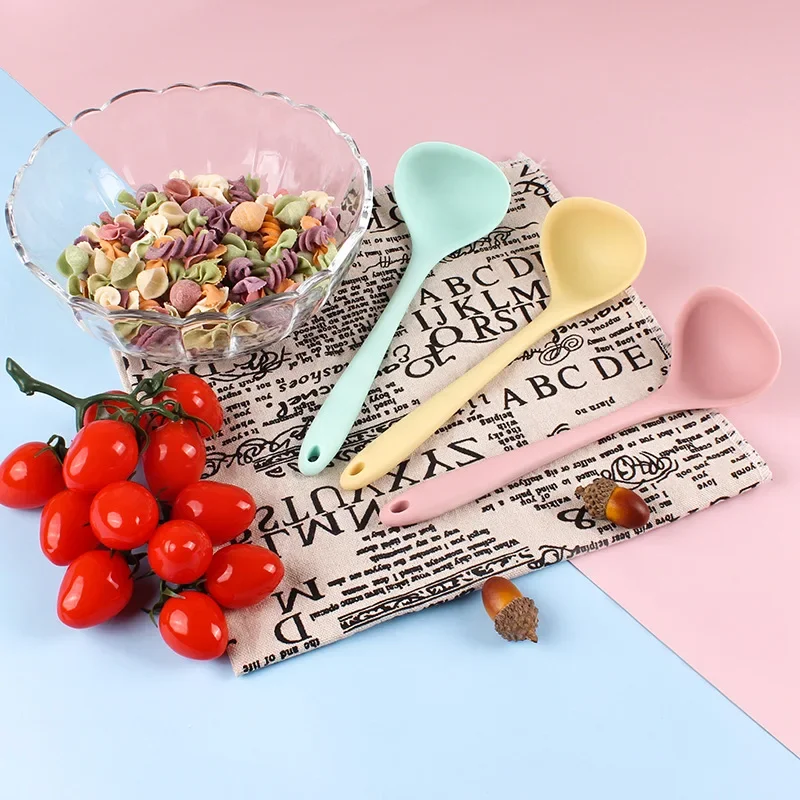 Wooden Serving Spoon Ladle Silicone Ladle Soup Spoon Non-stick Curved Handle Unbreakable Big Round Scoop for Dinner Creative Kitchen Dining Tool Tableware