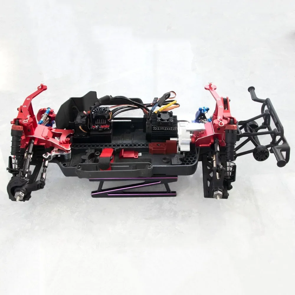 Support de voiture RC en alliage d'aluminium bleu, avec une voiture télécommandée posée dessus, démonstration de stabilité.