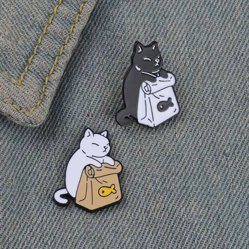 

Backpack Collar Brooch Feed Myself Black White Cats Dried Fish Lapel Brooch Cat Brooch Enamel Pin Brooches Pin