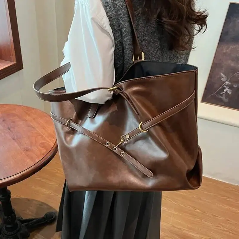 Braune Vintage-Einkaufstasche mit großem Fassungsvermögen, Metallschnalle, Dekor, lässige Umhängetaschen, vielseitige Pendlerhandtasche, elegante Damentasche – Detail 7