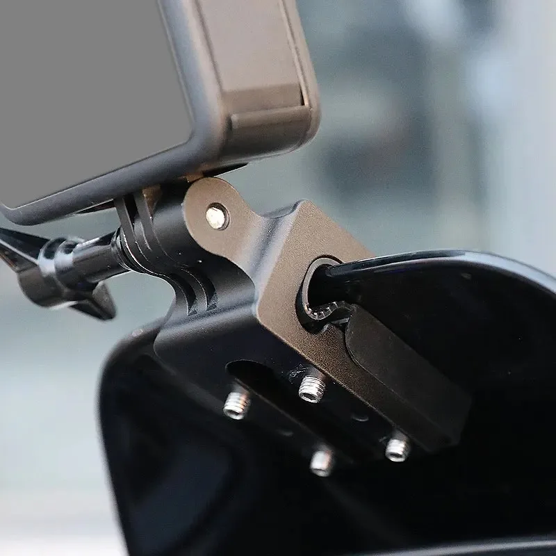 Vue rapprochée de la pince de montage pare-brise moto en aluminium avec une caméra GoPro fixée