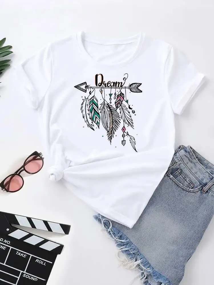 

Dream Feather Lovely Trend Cute Clothing Women Graphic Top T Shirt Fashion Summer Print Short Sleeve Clothes T-shirt Tee