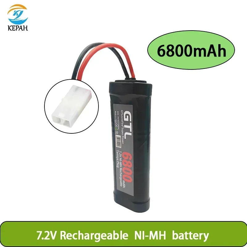 Batterie rechargeable Ni-Mh 7.2V 6800mAh pour RC, tenue en main montrant sa taille.