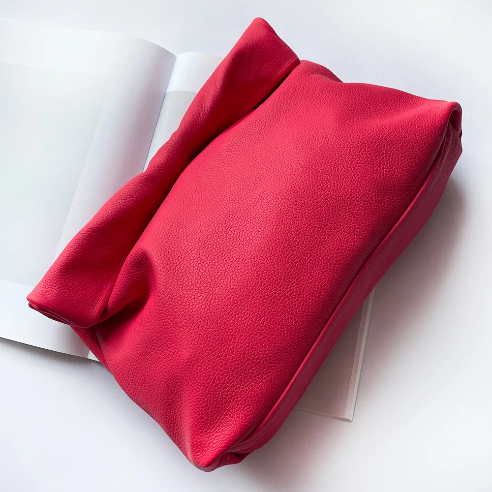 Personality roll-edge leather bag in use