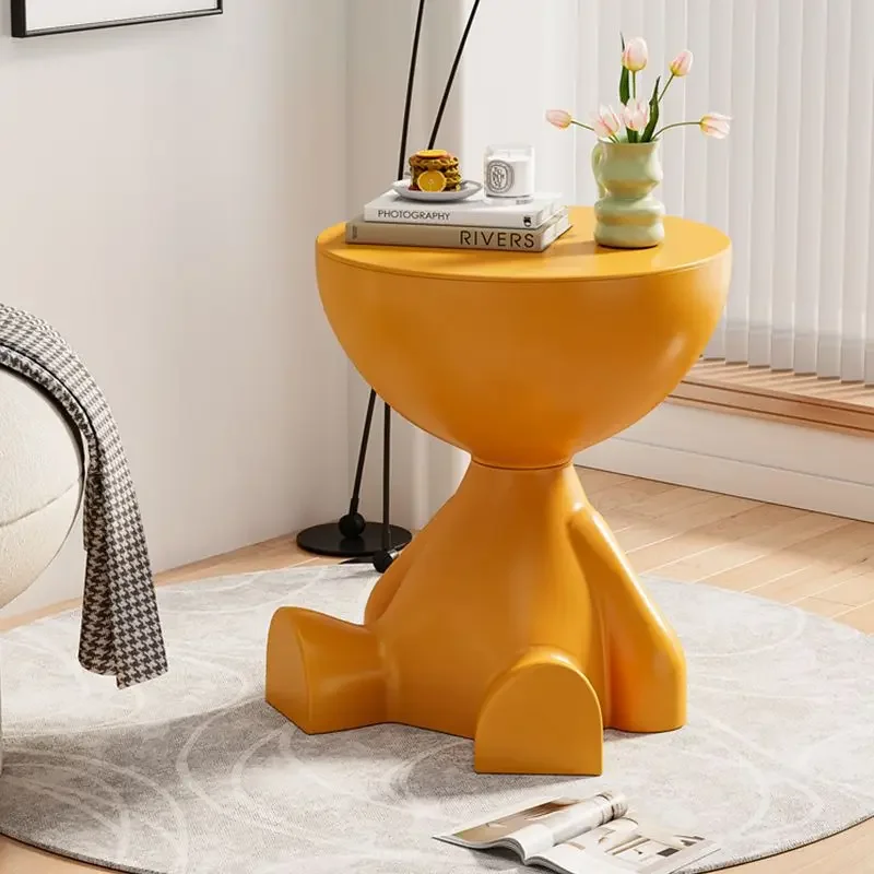 طاولة بجانب السرير باللون الكريمي