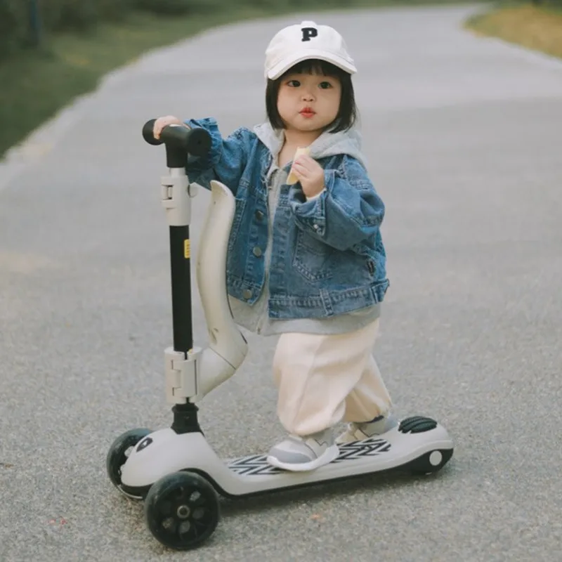 

Foldable Scooter for Kids 3 Wheel Scooter with Light Up Wheels Kick Scooter for Toddlers 3-8 Year with Adjustable Scooter