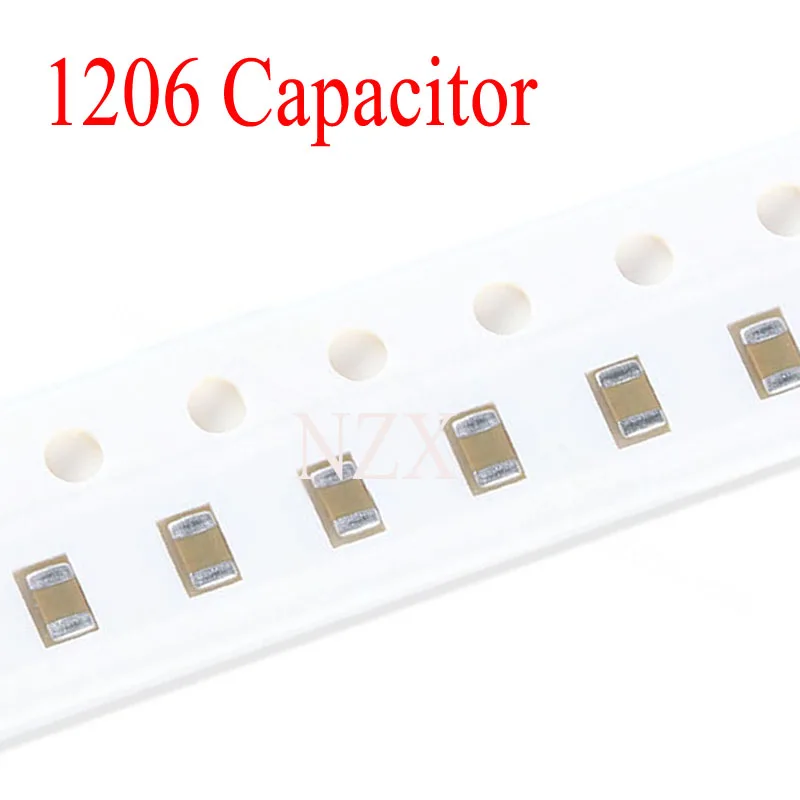 condensatori ceramici smd, su una tabella blu, componenti elettronici Foto stock