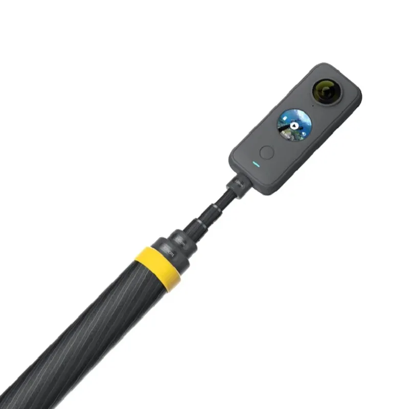 Perche selfie ultra-longue 3m en fibre de carbone pliée à côté d'une Insta360 X3, prête à être transportée.