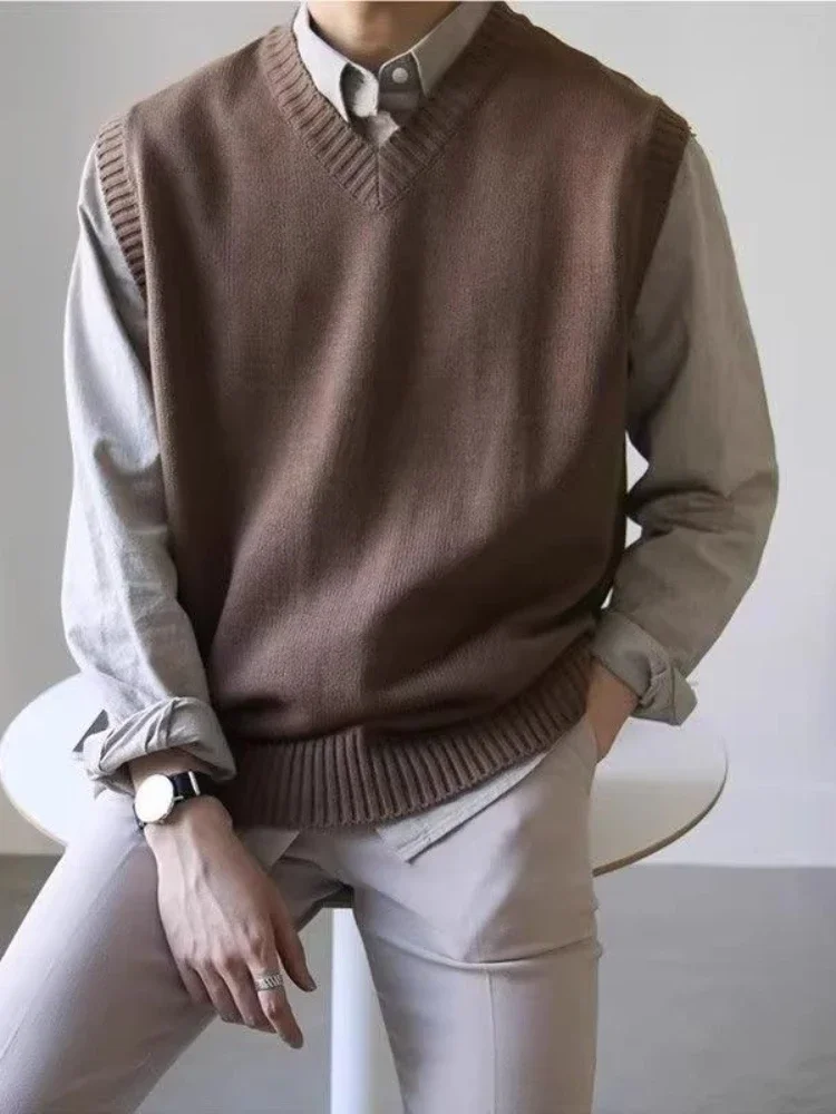 

Мужская одежда, однотонный жилет, вязаные свитера для мужчин, коричневый однотонный жилет без рукавов с V-образным вырезом, мешковатый жилет, корейская мода на осень 2023, X