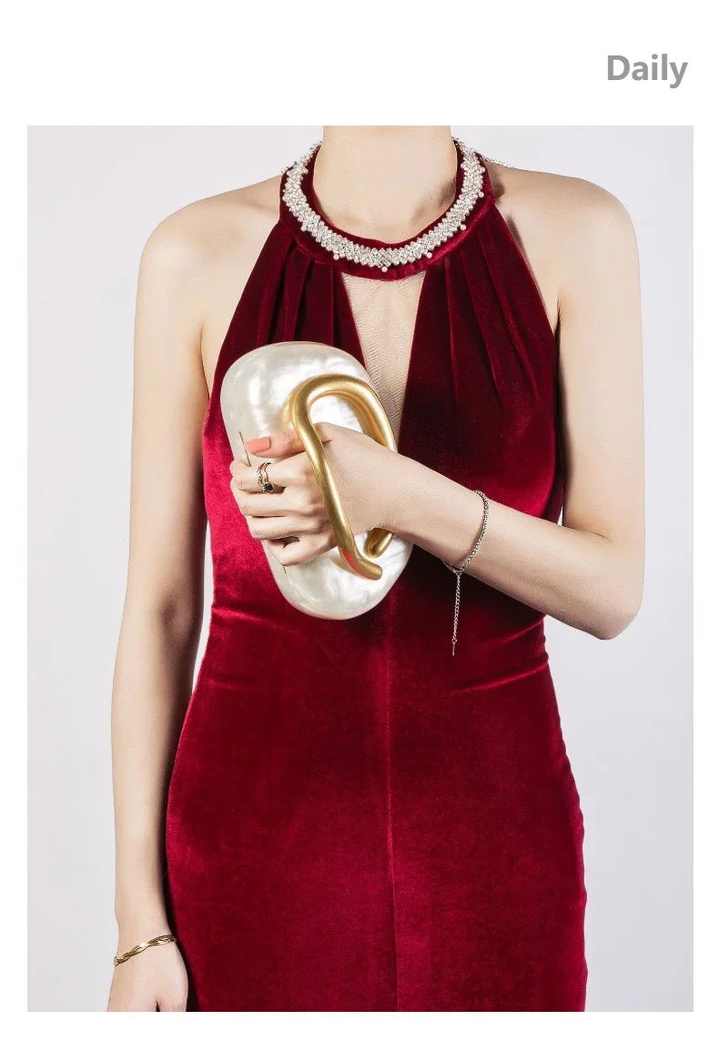 حقيبة صندوقية بتفاصيل معدنية، مصممة كحقيبة كتف كرو...