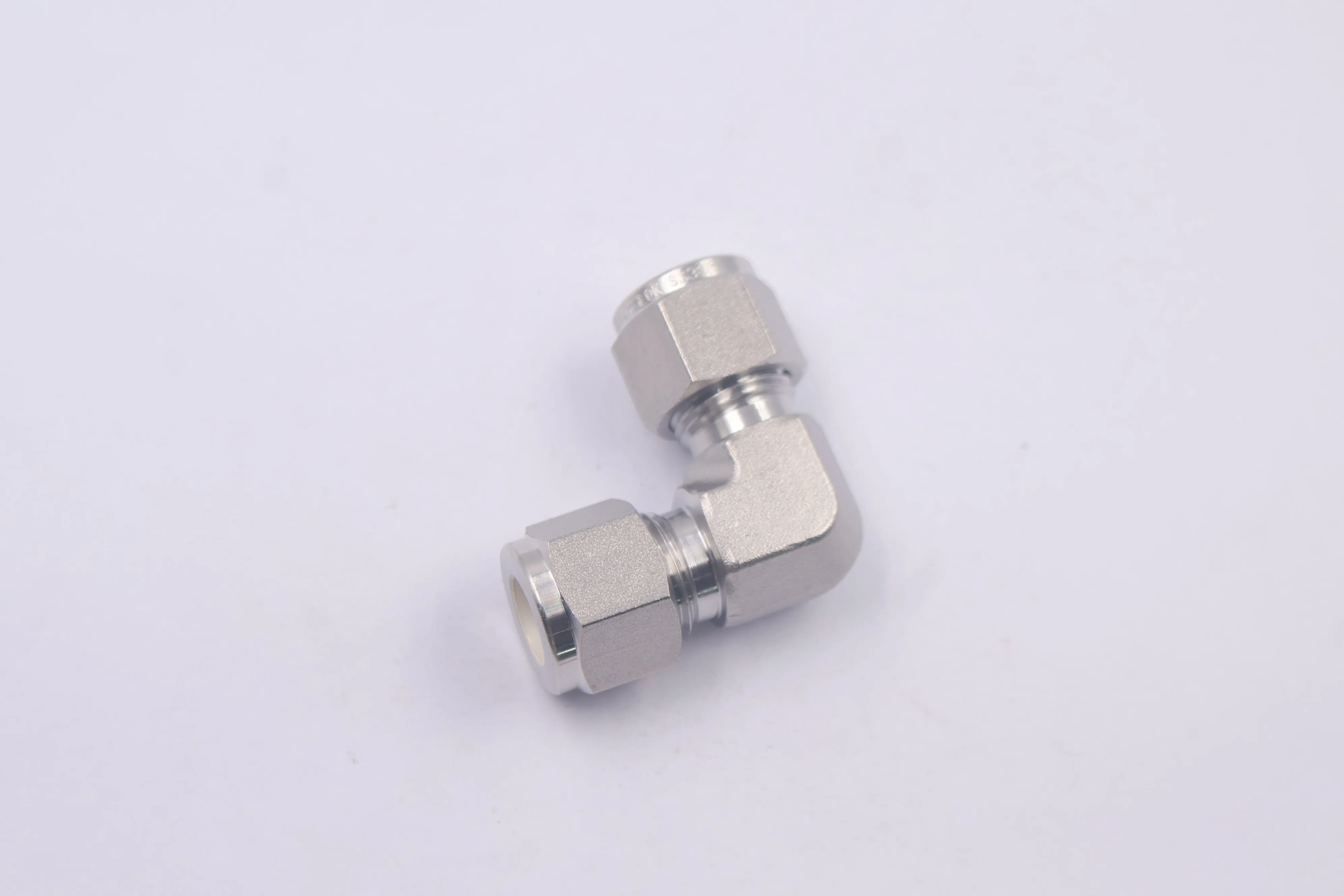 SS-600-9, Stainless Steel Tube Fitting, Union Elbow, 3/8 in. Tube OD, Can Combination with Swagelok