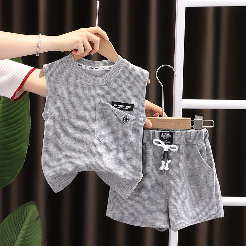 

Boy's solid color baby sleeveless 2023 summer short sleeve pocket set of children's Korean version vest handsome 2-piece set