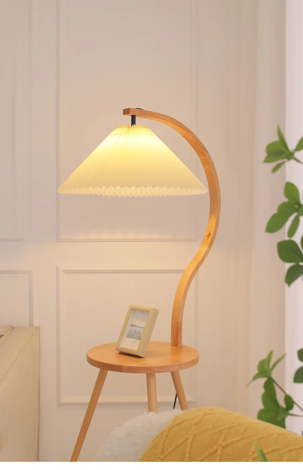 プラクティカルな設計のラック付きLEDフロアライト 【公式通販】