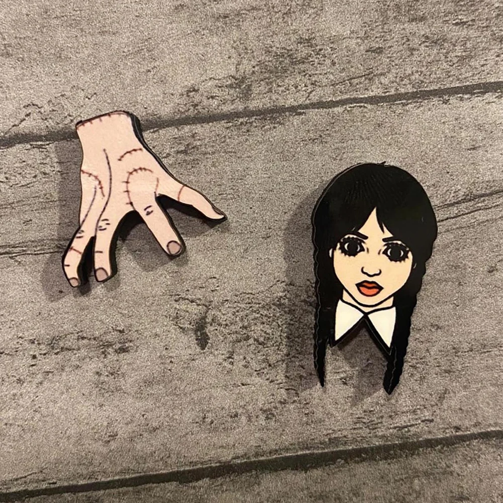 Movie Sunday Addams Stud Earring Gothic Punk Reciso Hand Metal Orecchini Film Orecchini Periferici Addams Family Woman Jewelry
