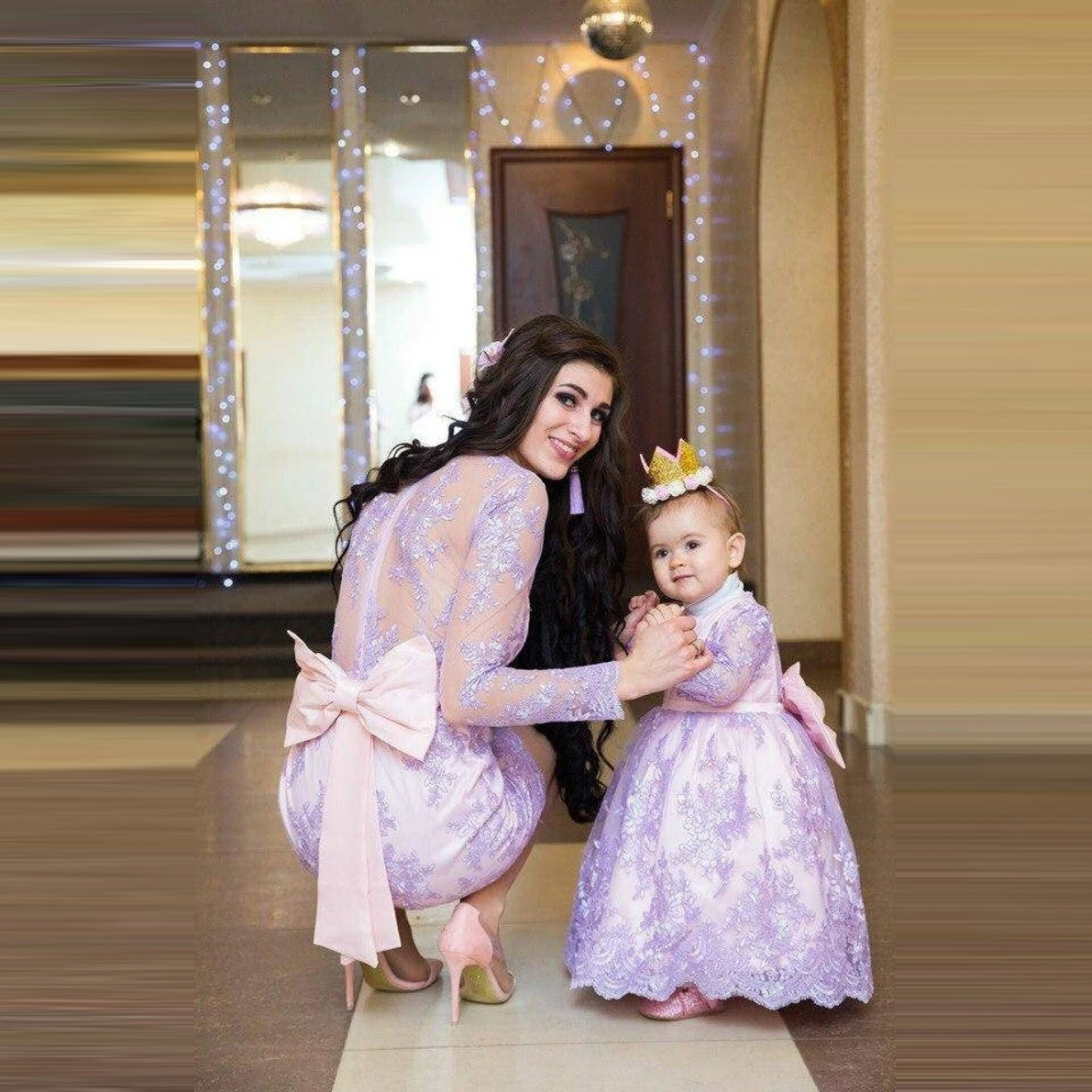 

Роскошные кружевные подходящие платья для матери и дочери для фотосессии на день рождения с длинными рукавами бантом для мамы и дочки вечерний Халат