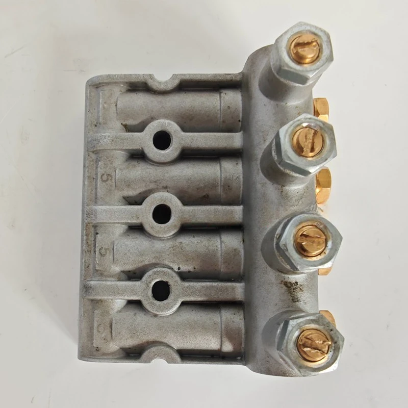 Original flow through quantitative pressurized oil and gas mixer distributor