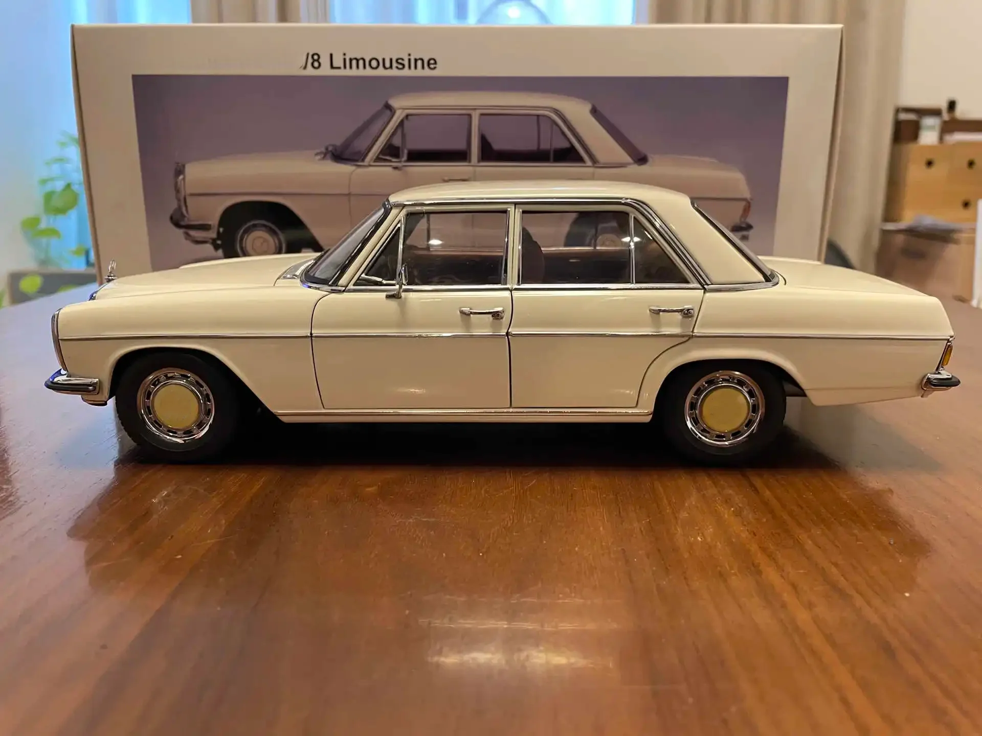 

Autoart 1:18 220D W155 Limousine White Simulation Limited Edition All Open Alloy Metal Static Car Model Toy Gift