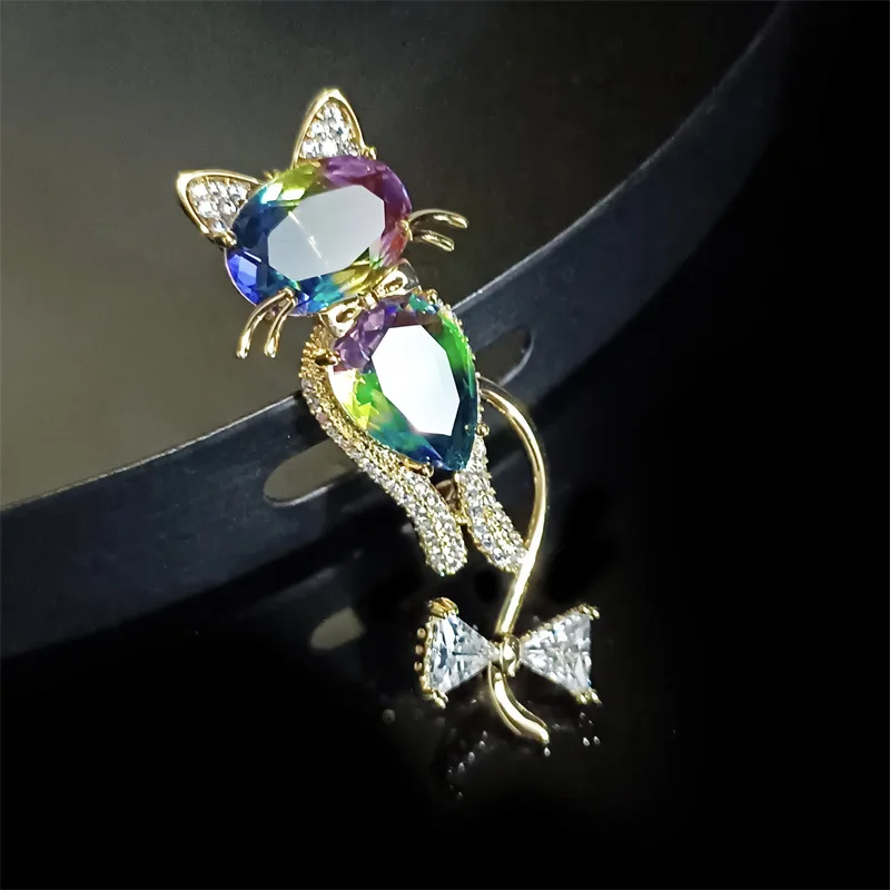 

2024 Simple and Lovely Multicolor Cat Brooch Female Exquisite Atmosphere Zirconia Cat Animal Sweater Jewelry Corsage for Women