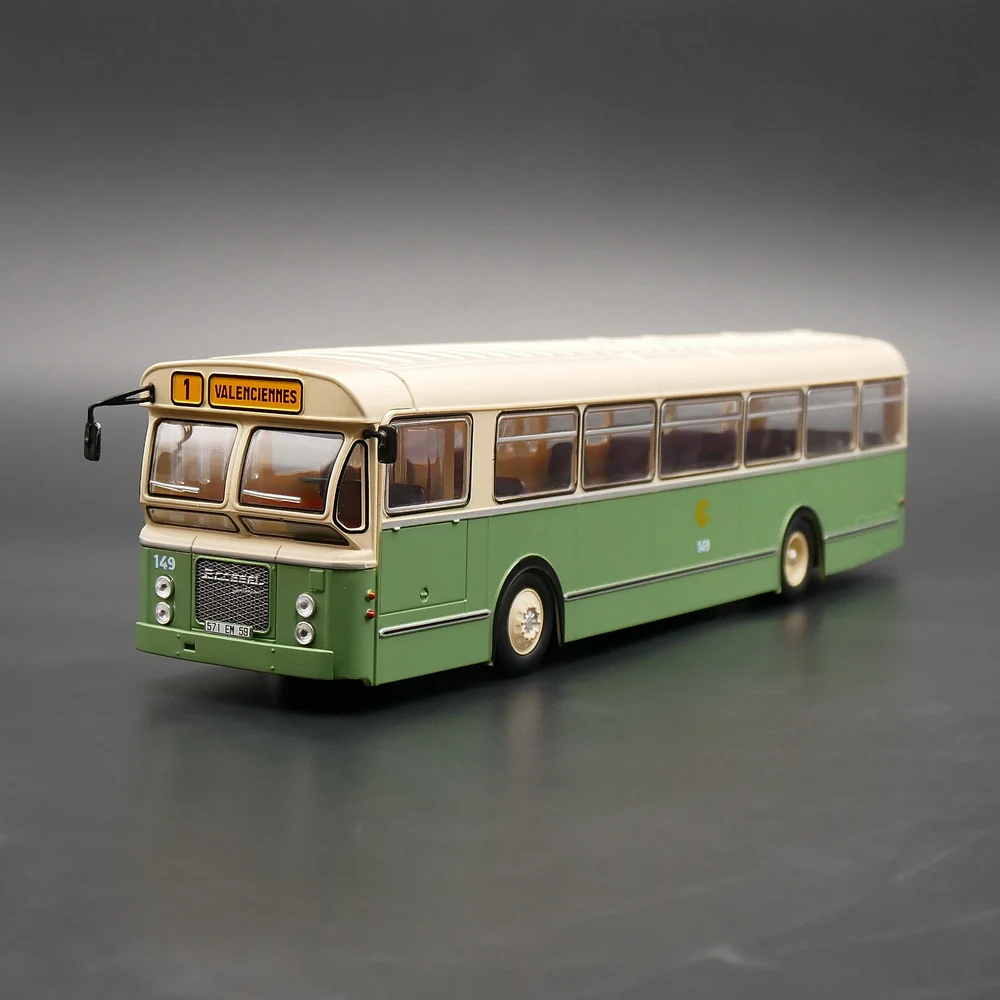 

Модель автомобиля Ixo 1:43 во французском автобусе Brossel A 92 DAR 1962