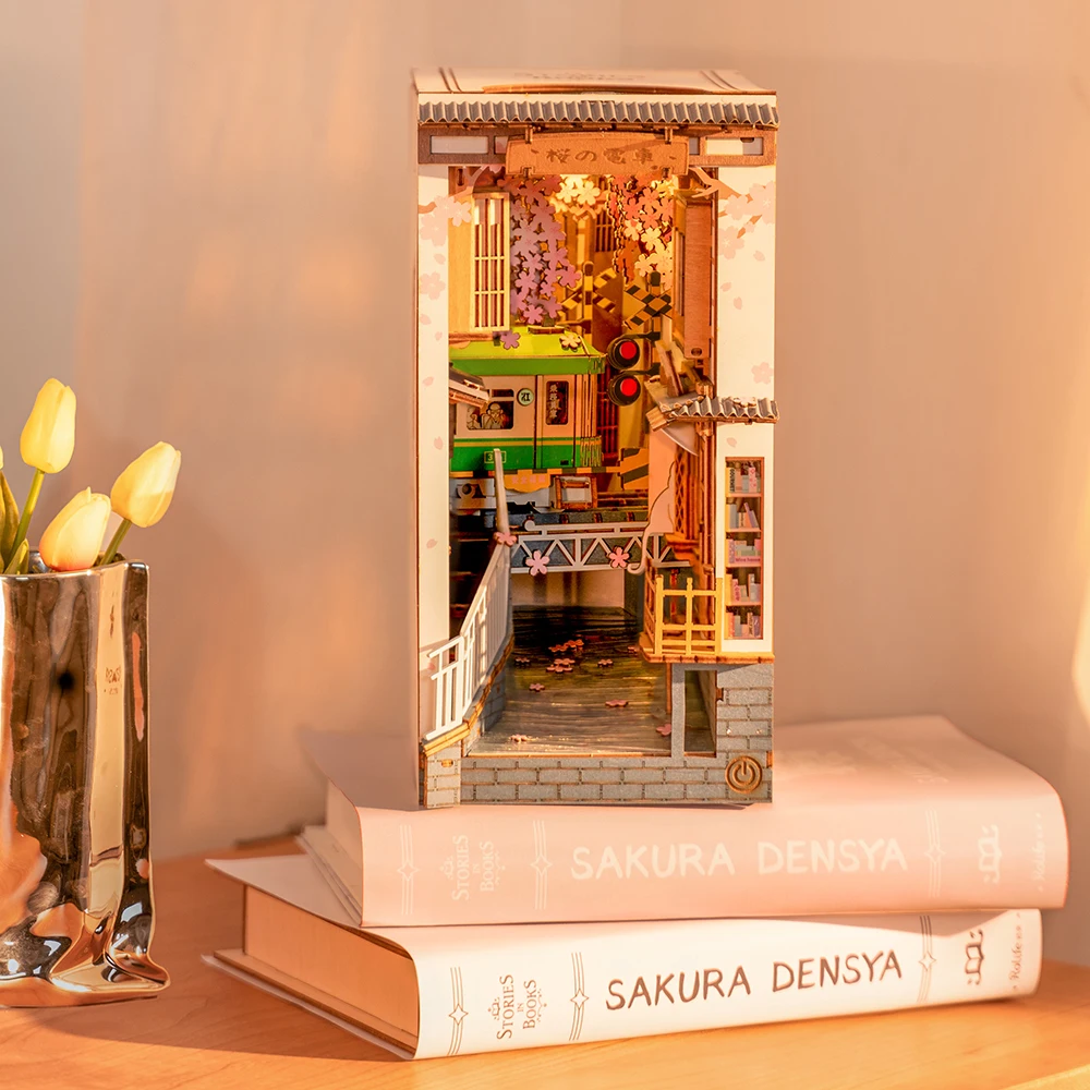 robotime-rolife-fai-da-te-book-nook-giapponese-sakura-densya-scaffale-inserto-casa-delle-bambole-in-miniatura-in-legno-con-kit-di-mobili-regalo-di-natale