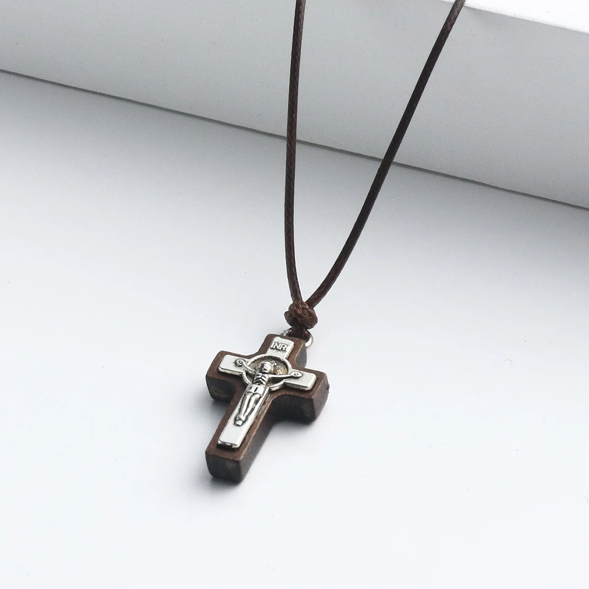 Kleine katholische lateinische Kreuz Anhänger Halskette verstellbare Leder Seil Ketten Kreuz Kruzifix Halskette für Männer Holz INRI Schmuck