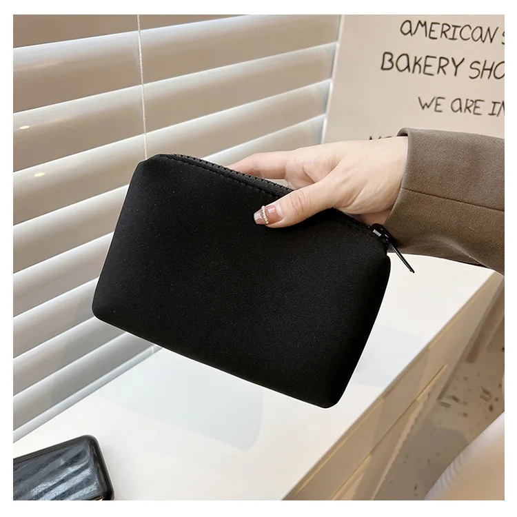 

2023 Latest VIP Gift Good Hand Feeling Makeup Bag Lipstick Clutch Holder Travel Toiletry Fashion Storage Bags with Box