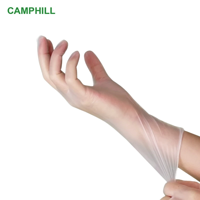 Mains portant des gants jetables PVC transparents en situation d'utilisation.