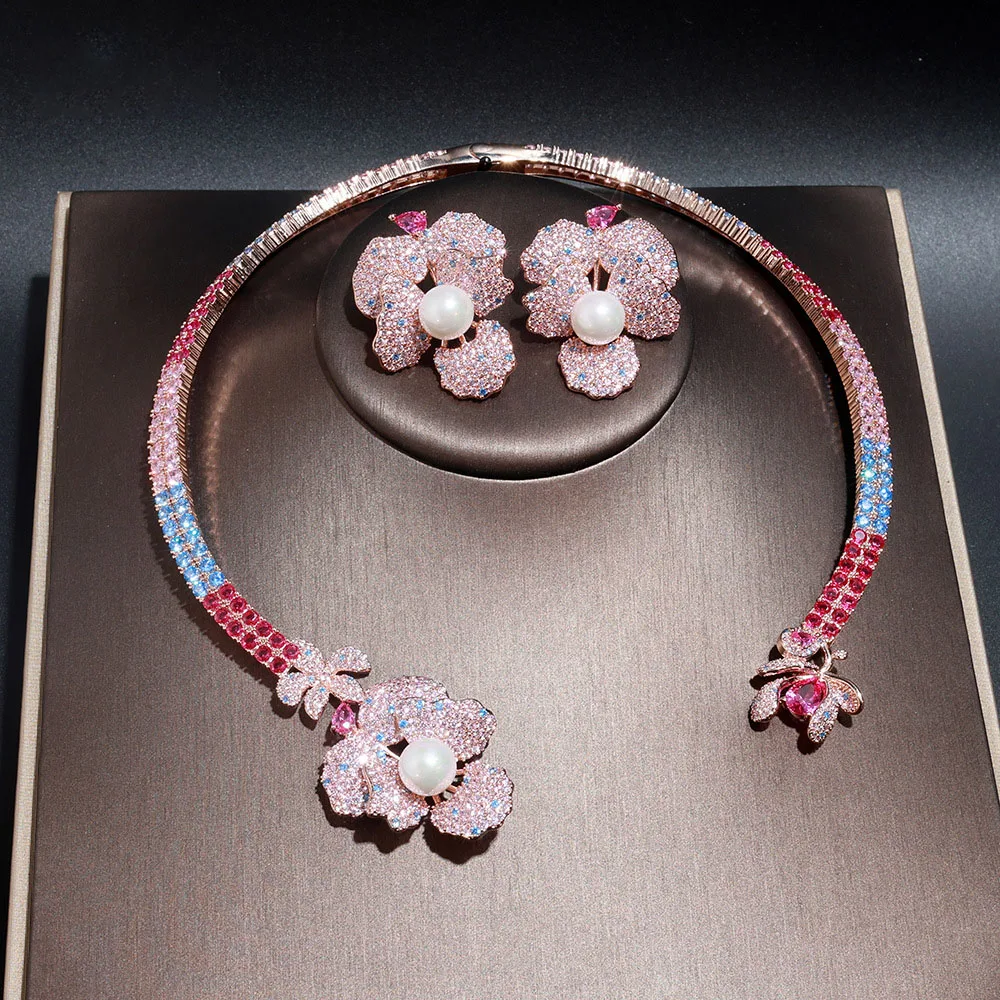 طقم مجوهرات فاخر بتصميم زهرة وردية مرصعة