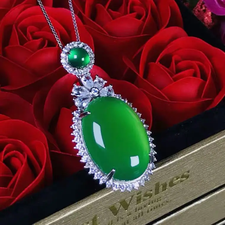 

Natural Agate Inlaid Green Chalcedony Pigeon Egg Pendant Women's Fashion Versatile Pendant Jewelry