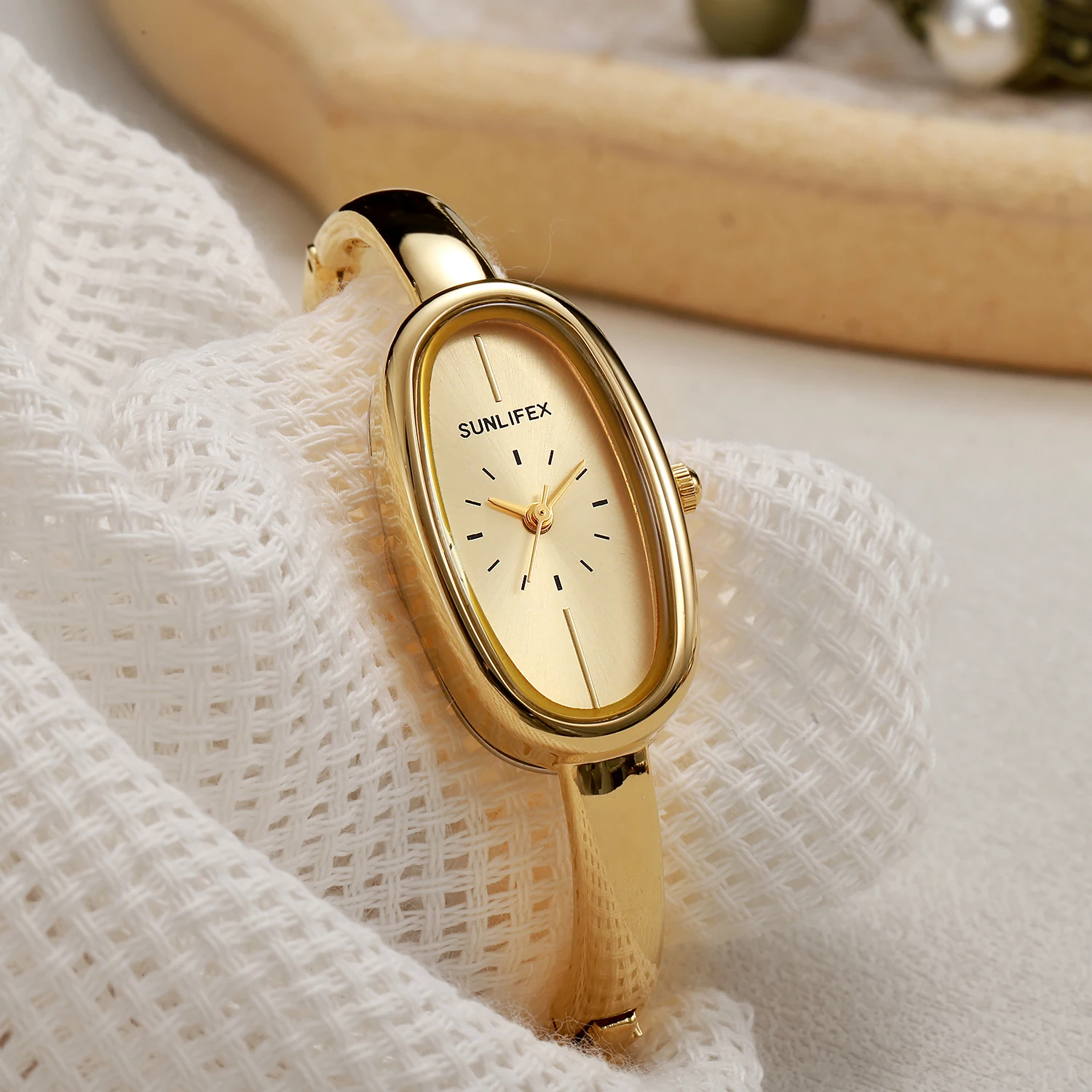 Luxury Women's Oval Dial Quartz Bracelet Watch - Elegant and Waterproof Design