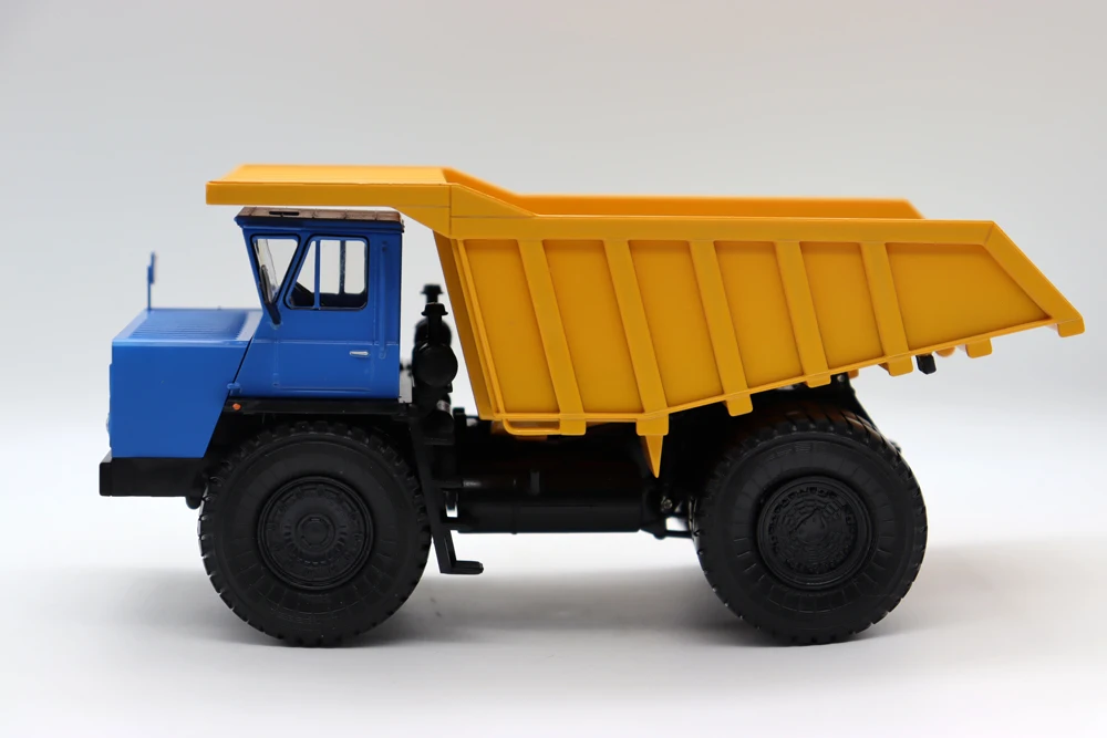 

Новый грузовик USSR 1/43 Belaz 7548, литые весы для коллекции